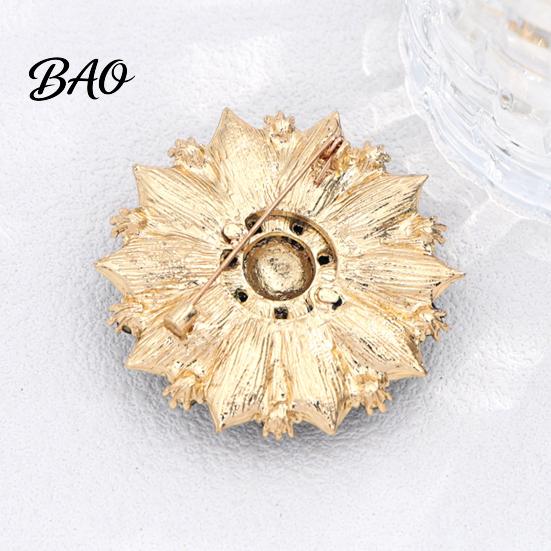 Elegant Clothing Accessory Retro Flower Brooch Pin, Floral Lapel Pin with Alloy Badge Rhinestone, Metal Jewelry for Women Girls Rhinestone Embellished