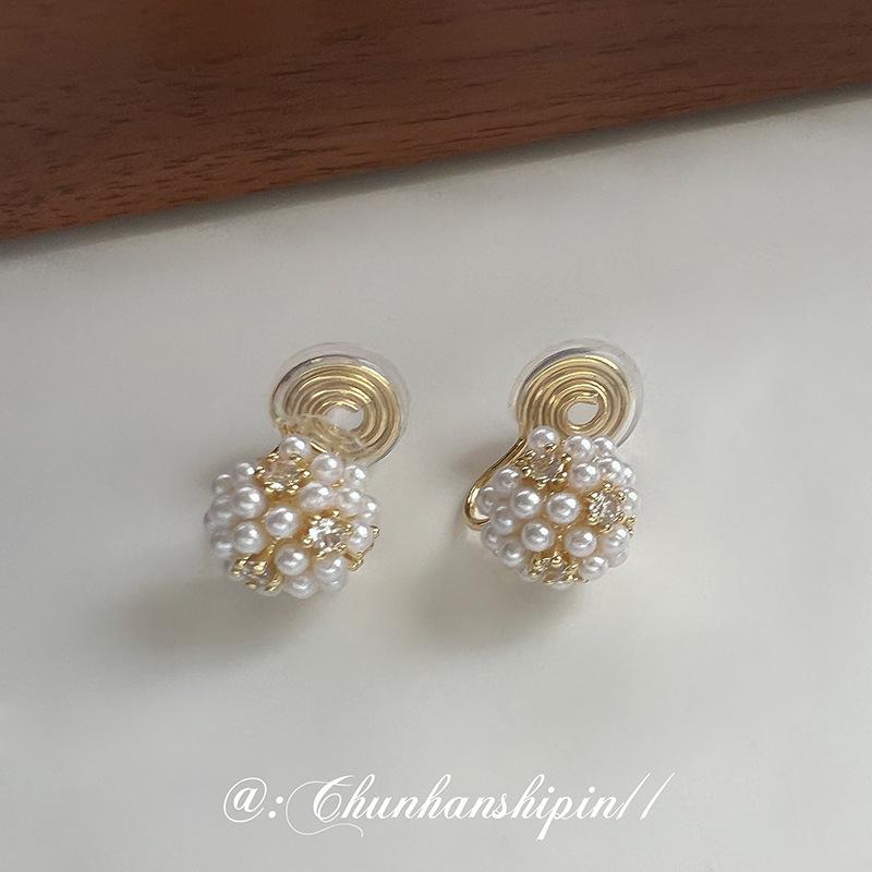Small and exquisite zircon pearl earrings, mosquito coil disc, niche foreign style versatile earrings, simple retro style hydrangea earrings.