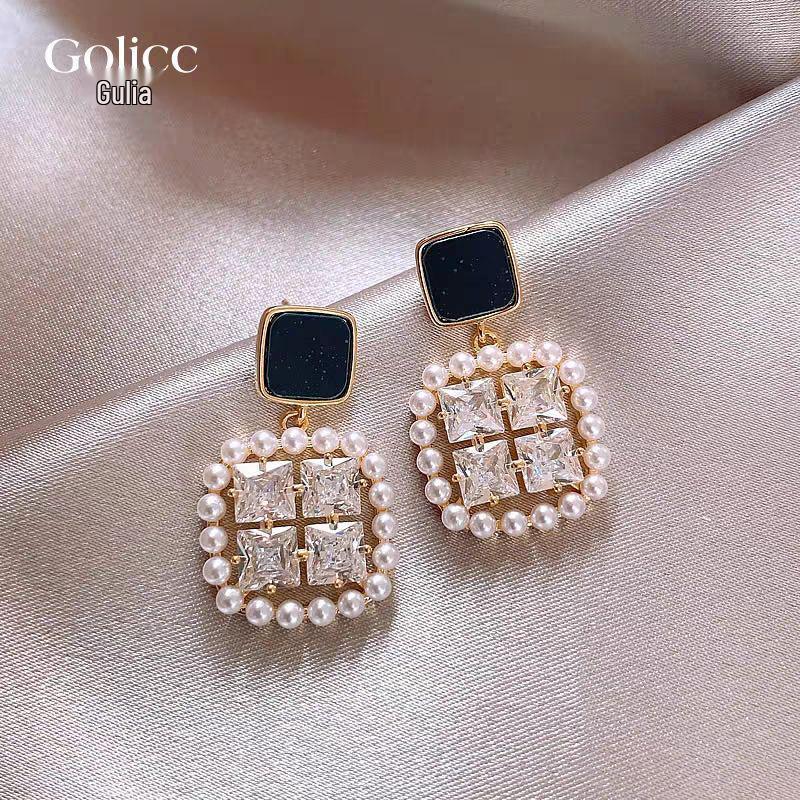 2025 Retro-Inspired Imitation Pearl Earrings: Niche Light Luxury Ear Studs & Pendants