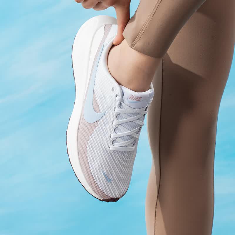 Nike Женские беговые кроссовки Revolution 8