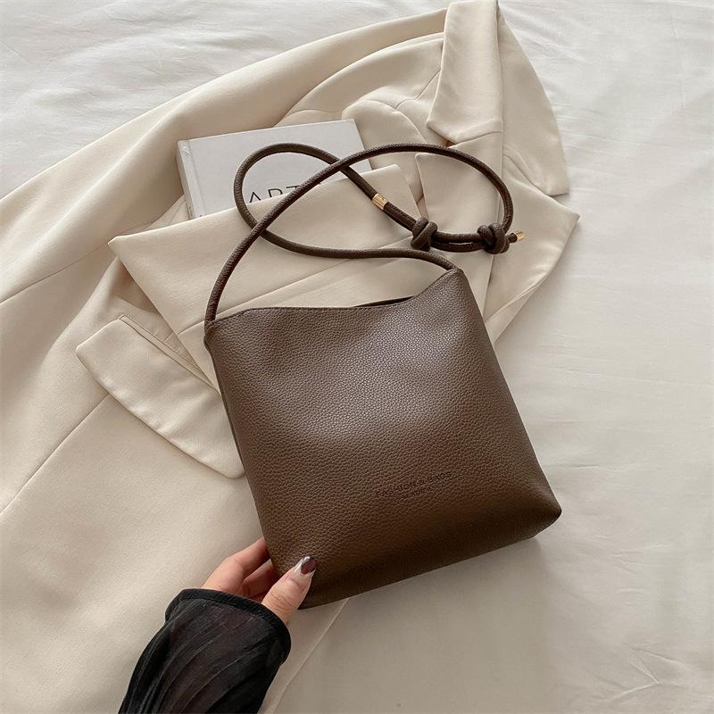 Маленькая женская сумка 2025 новая с узором личи, сумка-ведро под мышкой, нишевый дизайн, универсальная сумка, на плечо, сумка-мессенджер