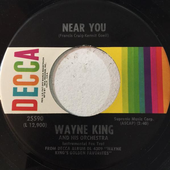 7-дюймовая пластинка WAYNE KING & HIS ORCHESTRA - Near You / Dancing With Tears In My 25590 Decca 1963 US Джаз Б/У