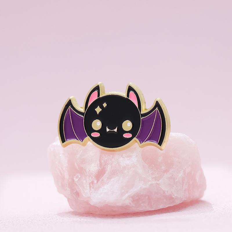Милые эмалевые значки кота-летучей мыши, на заказ, животные на Хэллоуин, брошь на лацкан, панк, готическая бижутерия, подарок для детей, друзей