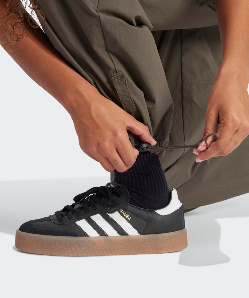 adidas Премиальные базовые брюки-карго - Теневой оливковый / Jd4785