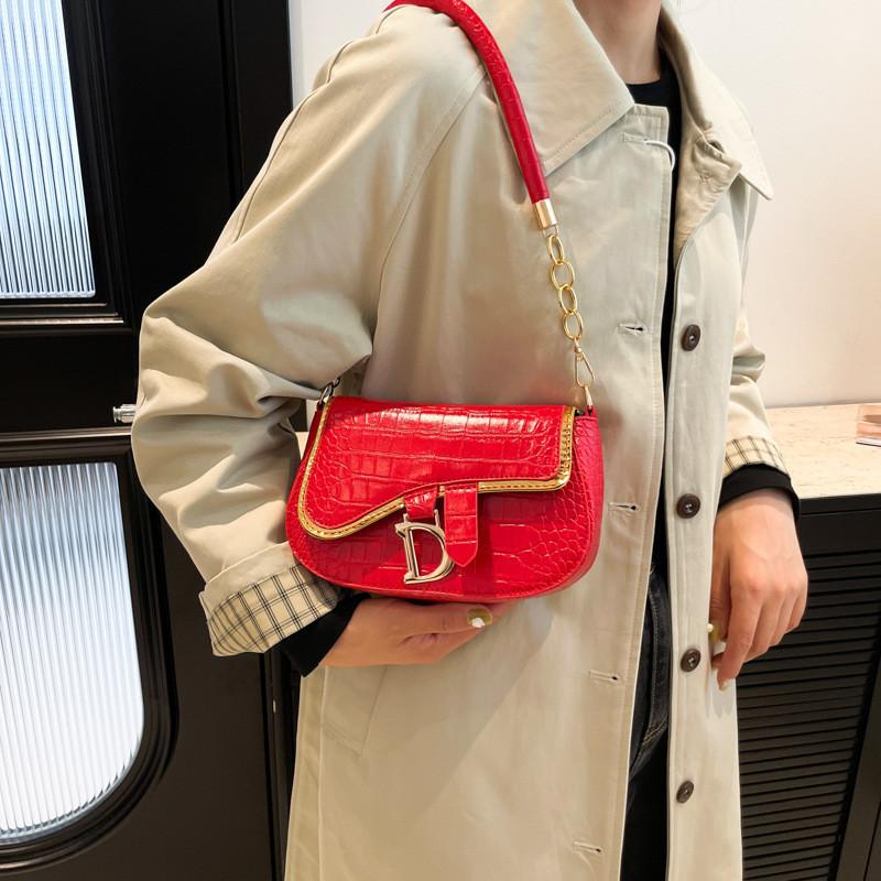 Shoulder Designer Elegant Bag For Women Modern Chain Detail Versatile Small Handbag