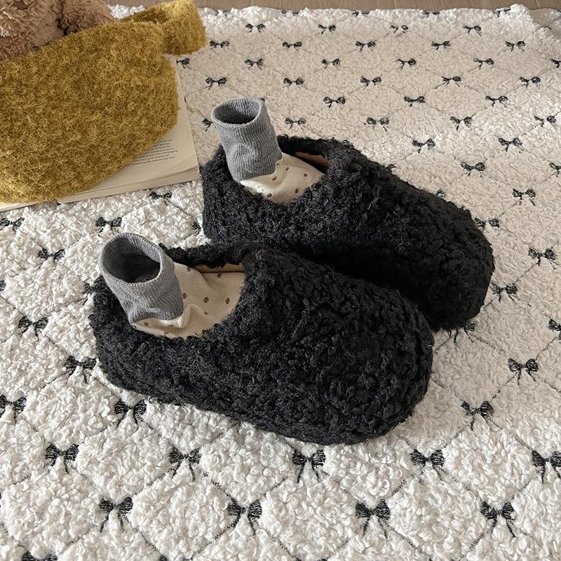 Модные и легкие замшевые пушистые тапочки на толстой подошве, женская обувь 2025 года, новая зимняя одежда, теплые тапочки-мешки на высоком каблуке