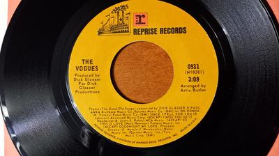 7-дюймовая пластинка VOGUES - Тема (Старые добрые песни) / Come I 0931 Reprise Records 1970 США Поп Б/У
