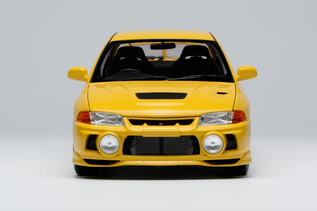 FREESTYLE MOTORHELIX Масштаб Mitsubishi Lancer Evolution EVO IV Одуванчиково-желтый Готовая модель M84006 1/18