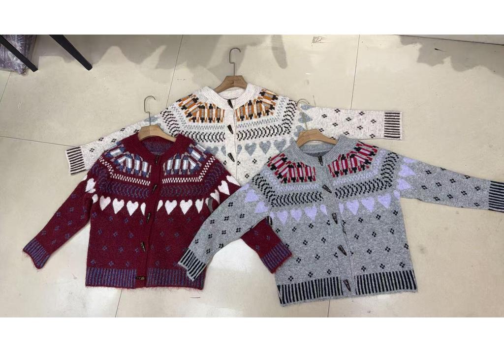 Women's Autumn/Winter Sweater: Heart Floral Print, Horn Buttons, Loose Fit, Slimming, Versatile Outerwear