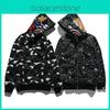 Худи Bape камуфляжной расцветки с дизайном в виде акульей головы, мягкая и удобная куртка на молнии