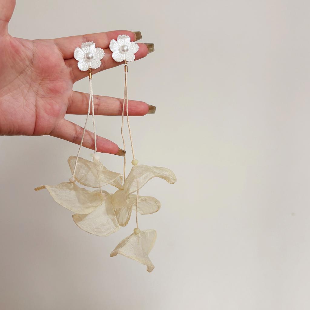 Серьги-гвоздики с тканевыми цветами и жемчужной бахромой, супер фееричные, с универсальным темпераментом, нишевая мода, серьги с высоким чувством стиля, женские