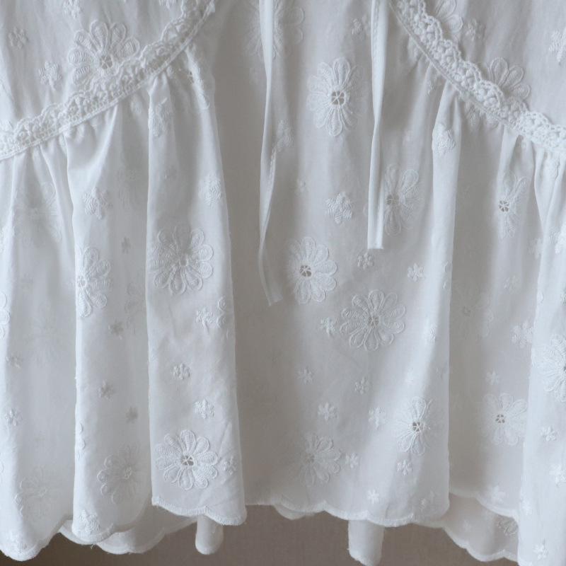 Летняя корейская кружевная женская рубашка с V-образным вырезом, завязками, вышивкой и короткими рукавами, 2025