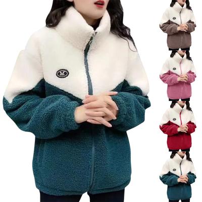 Женская осенняя куртка из овчины с цветными блоками и длинными рукавами