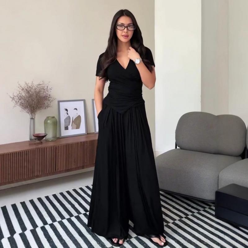 Элегантный женский летний комплект-двойка с V-образным вырезом, 2025: Модный, Универсальный, Удобный и Стройнящий Дизайн