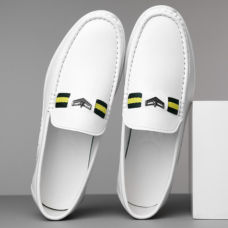 Новые туфли для мужчин Кожаные повседневные туфли Весна Лето Белые туфли на плоской подошве Молодежные уличные легкие классные мокасины без застежек