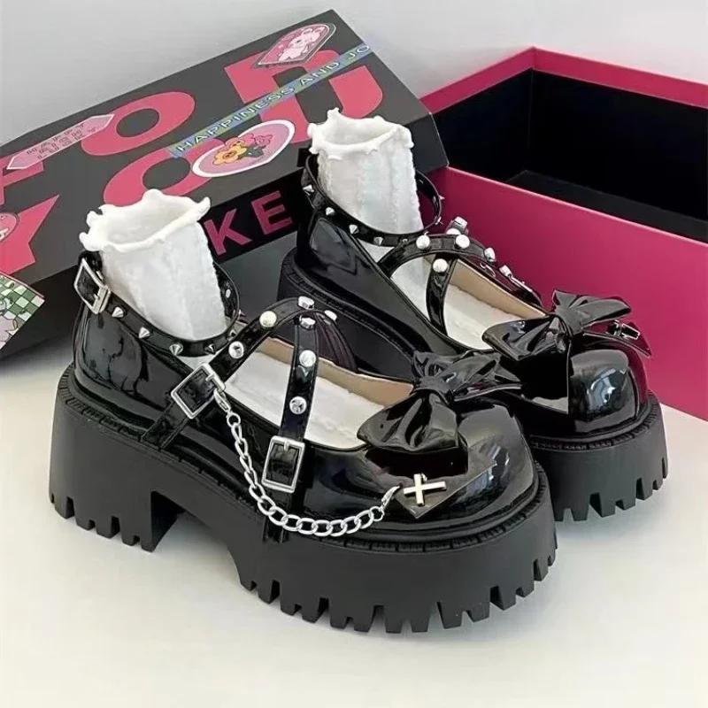 Женская обувь, 2024 г., женские туфли-лодочки на высоком каблуке и платформе с запахом на щиколотке, женская обувь с заклепками и цепочкой на квадратном каблуке с пряжкой и ремешком-бабочкой