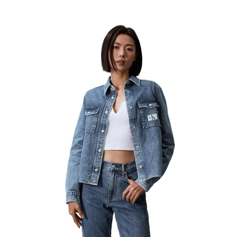 Calvin Klein Рубашка с длинным рукавом из чистого хлопка с вышитыми буквами и вышитыми нашивками, женские рубашки светло-голубого цвета J223851