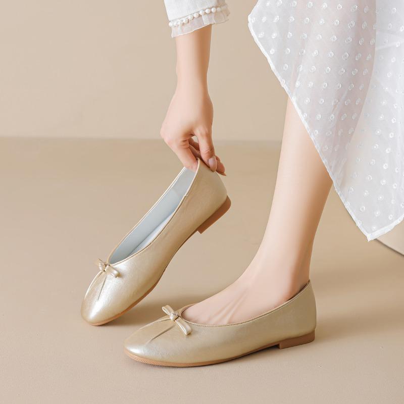 Девушка в туфлях-лодочках с неглубоким вырезом носит бабушкины туфли на плоской мягкой подошве на одной ноге.