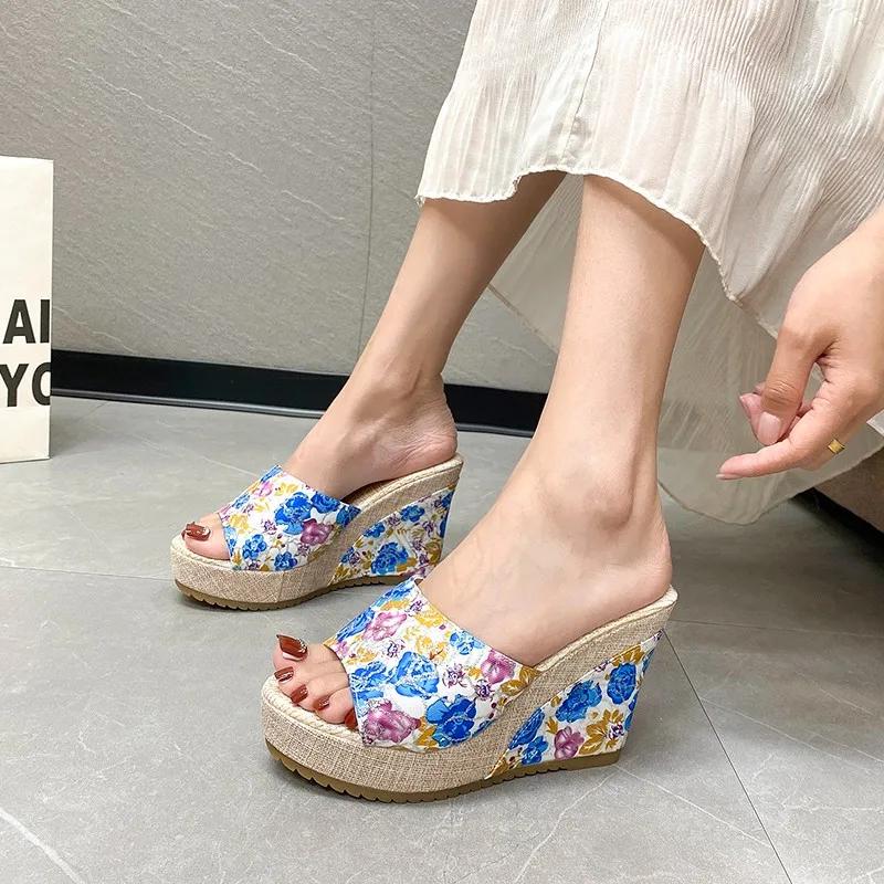 Летняя женская обувь, модные женские тапочки с открытым носком и цветными блоками на высоком каблуке, повседневная пляжная обувь большого размера с цветочным принтом