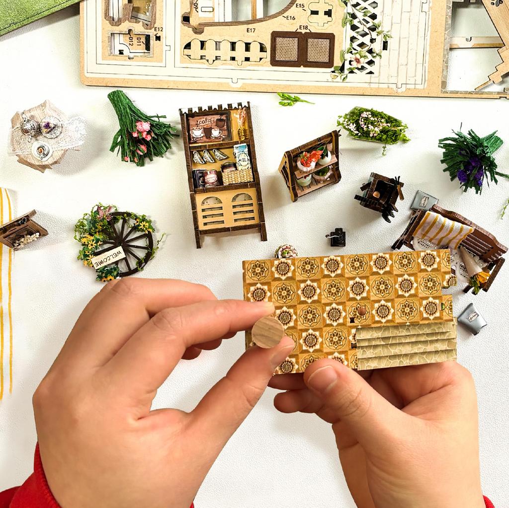 QmXCyzl DIY кукольный домик магазин игрушек миниатюрная мебель украшение комнаты кукольный домик набор для творчества включает в себя пылезащитный чехол сенсорный светодиодный выключатель взрослый подарок на день рождения