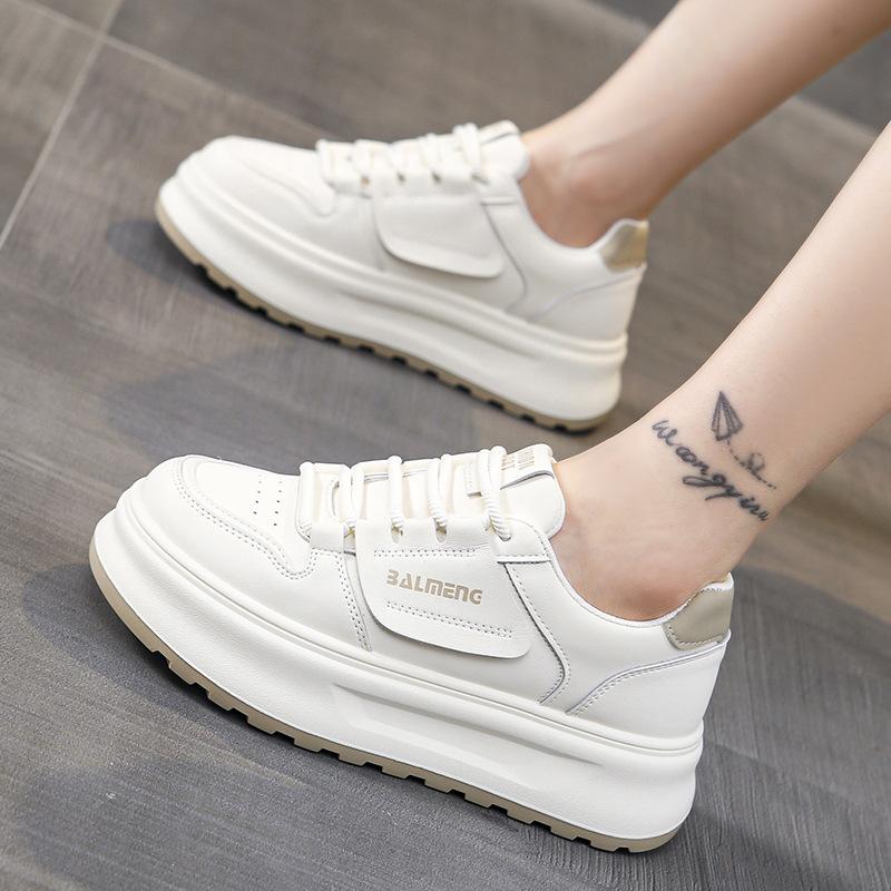 Маленькие белые туфли на толстой подошве женские 2025 новая осень женская обувь повышают универсальность повседневных кед