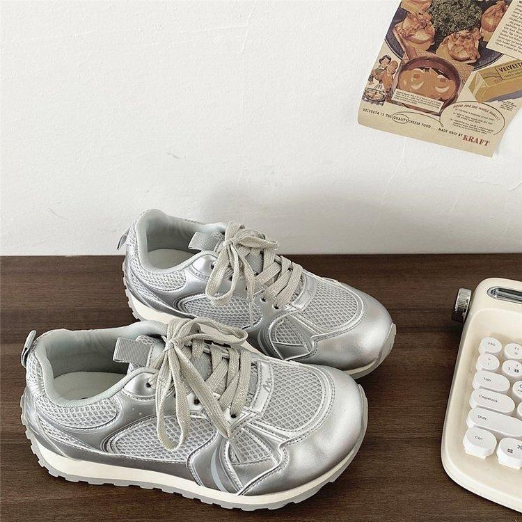 Популярные универсальные белые легкие кроссовки из сетки на толстой подошве женские 2025 новая весна увеличивающие рост повседневные папины кроссовки