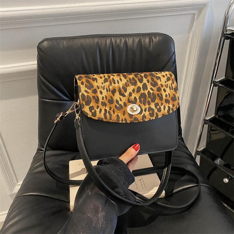 Зимняя сумка 2024 года высокого класса контрастного цвета для женщин в европейском и американском стиле, трендовый иностранный стиль, леопардовый принт, портативная диагональная сумка для женщин