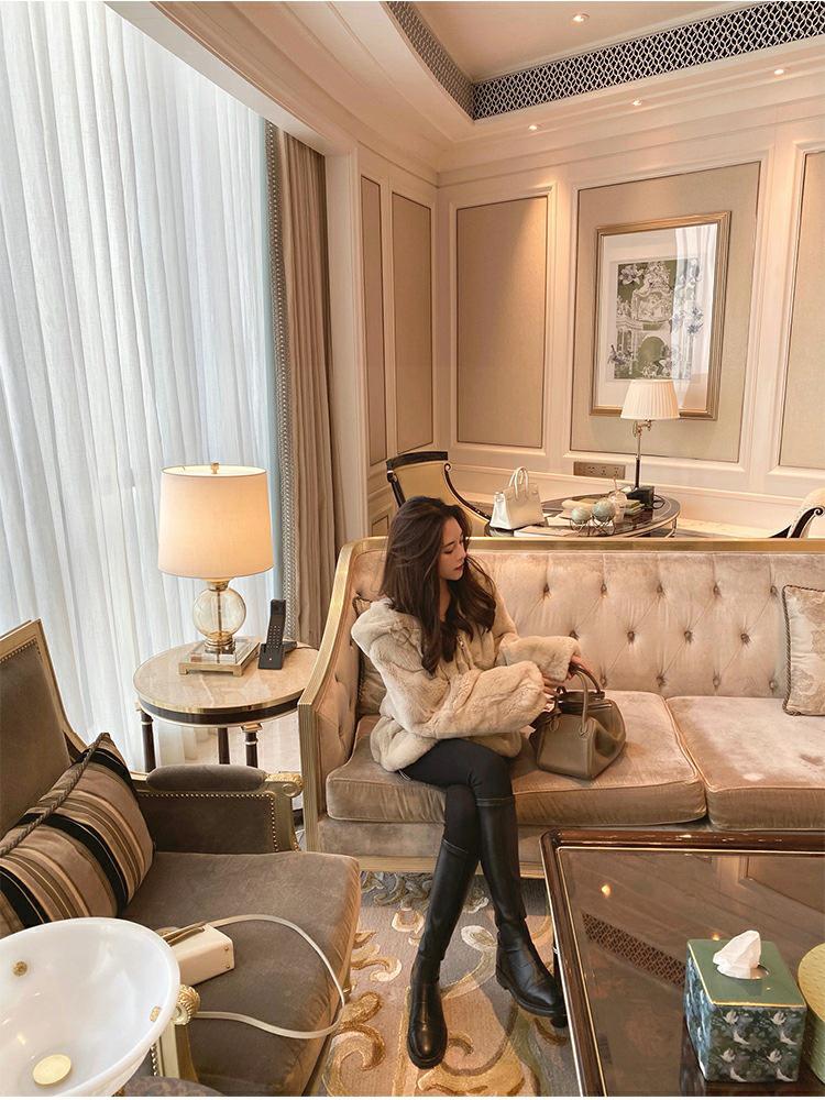 Женское зимнее пальто 2025 из искусственного меха кролика рекс - Новый трендовый стиль со стойкой воротником, пушистый свободный крой и дизайн с капюшоном