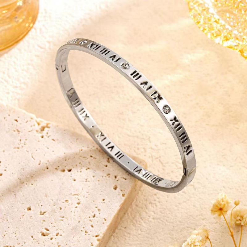 Stainless Steel Women's Bracelet with Diamonds and Four-Leaf Clover Studs - Non-fading, Cross-border Design.