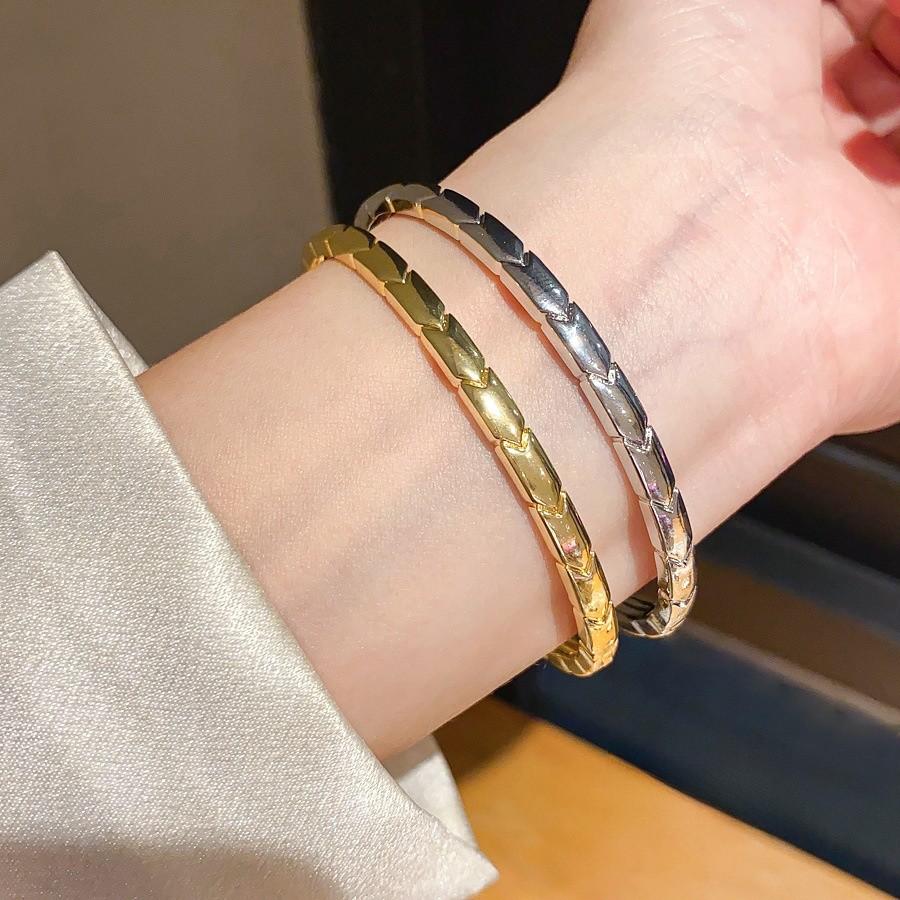 Fashion Stylish Gold Finish Arrow Pattern Wristband For Womens Trendy Accessories