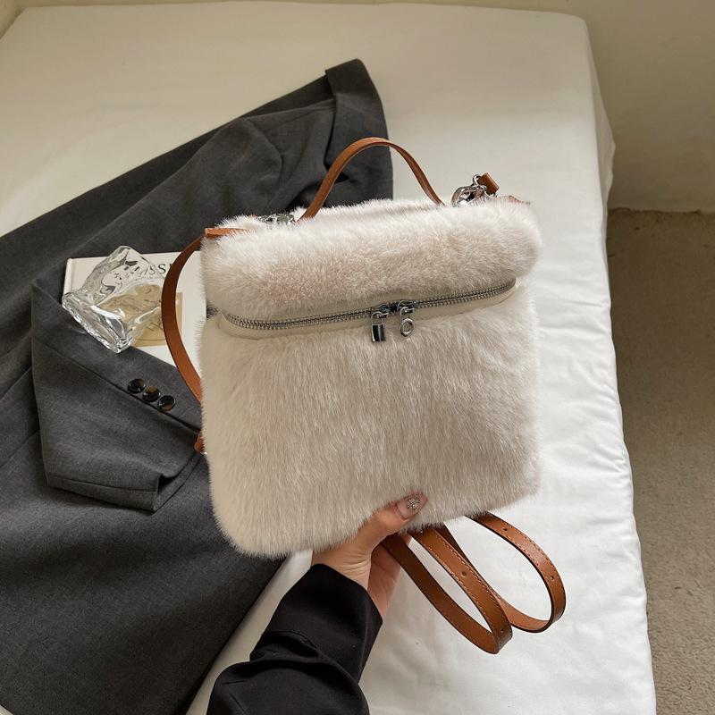 Casual Plush Simple Cute Girl Style Fashion Foreign Style Commuting 2025 Autumn New Women's Shoulder Bag