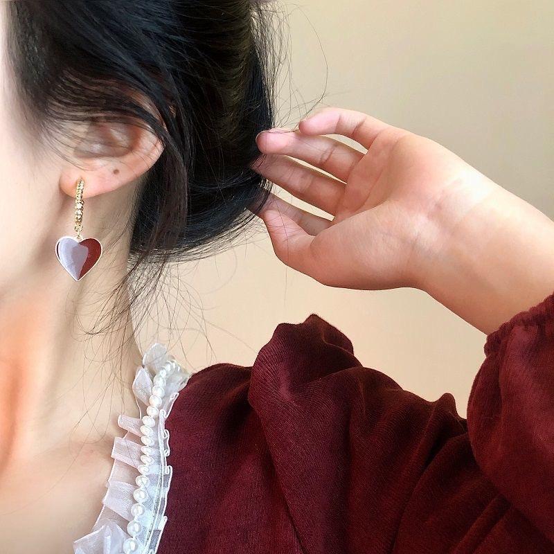 Дизайнерские серьги-капли с красным сердцем, женские металлические серьги золотого цвета, висячие металлические серьги для свадебной вечеринки, ювелирные изделия