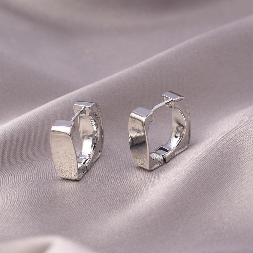 Серьги-иглы из серебра 925 пробы: Легкая роскошь, высококлассные пусеты и универсальный нишевый дизайн в виде колец для работы и стиля