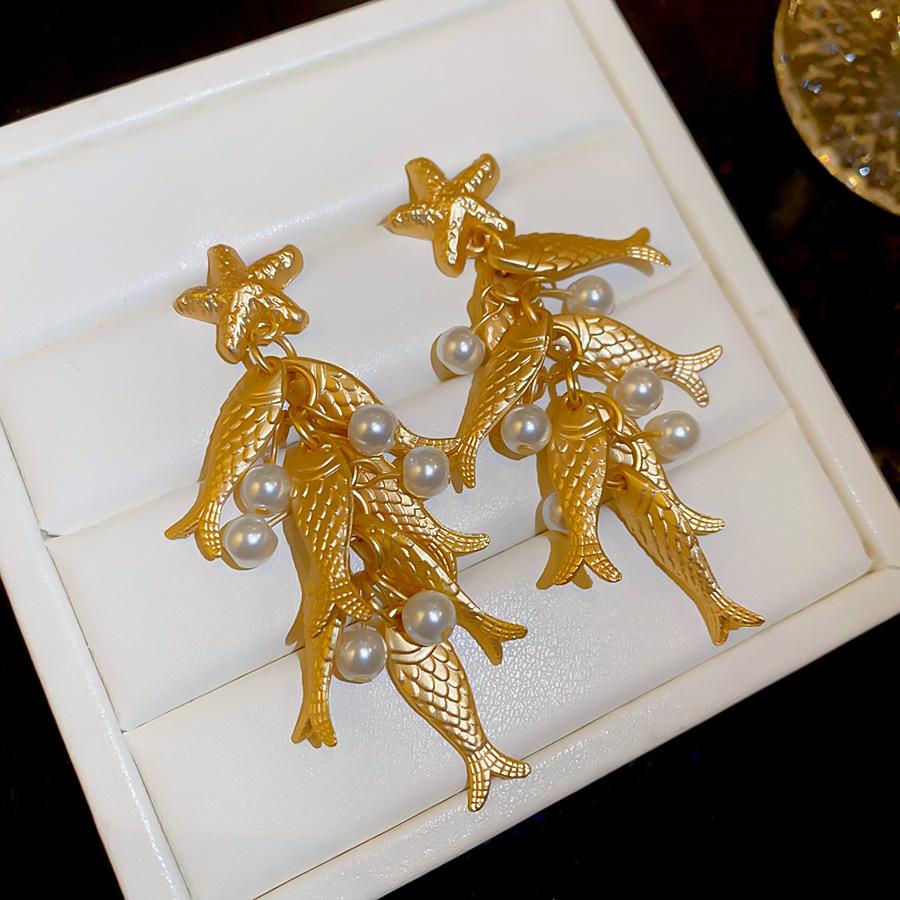 Silver Needle Metal Style Pearl Folded Star Small Fish Tassel Earrings, Premium Niche Personalized Fashion Earrings for Women
