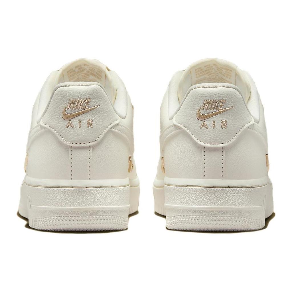 Nike Air Force 1 07 LX Mini Swoosh — женские кроссовки цвета металлик, золото, белый парус FV3654-111