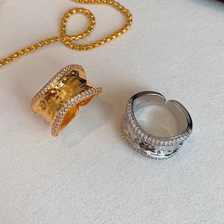 Уникальное неровное золотое открытое кольцо для женщин, украшенное сверкающими стразами. Стильный и модный дизайн для повседневной носки.