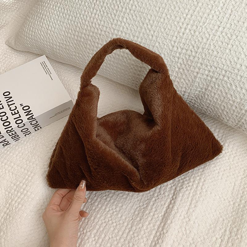 Женские сумки, плюшевые сумки, плюшевые сумки, нишевые сумки через плечо в иностранном стиле, модные и универсальные сумки подмышками