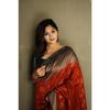Это красивое сари элегантно украшено великолепным жаккардовым плетением, которое придает образу идеальный вид.