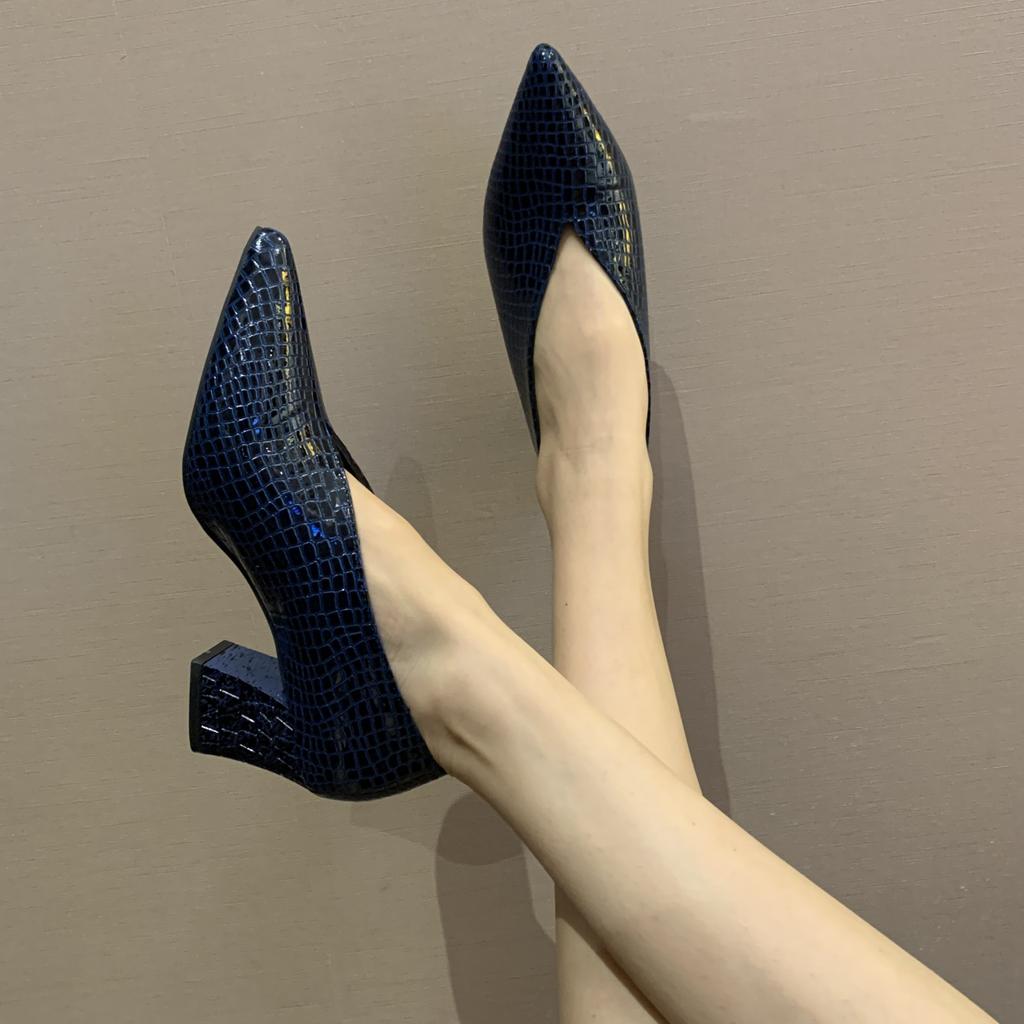 Мода заостренный носок V-образный вырез лакированные ботильоны женские шпильки 2024 осень новые сапоги с рисунком змеиной кожи тонкие кожаные сапоги