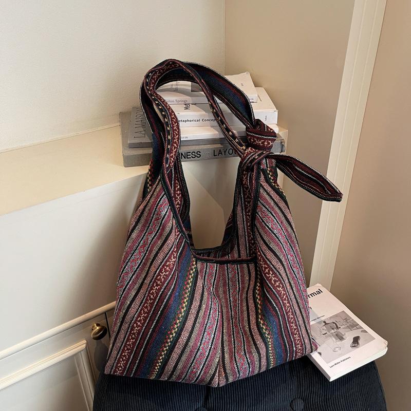 Модная и повседневная женская сумка большой вместимости для ношения под мышкой и через плечо.