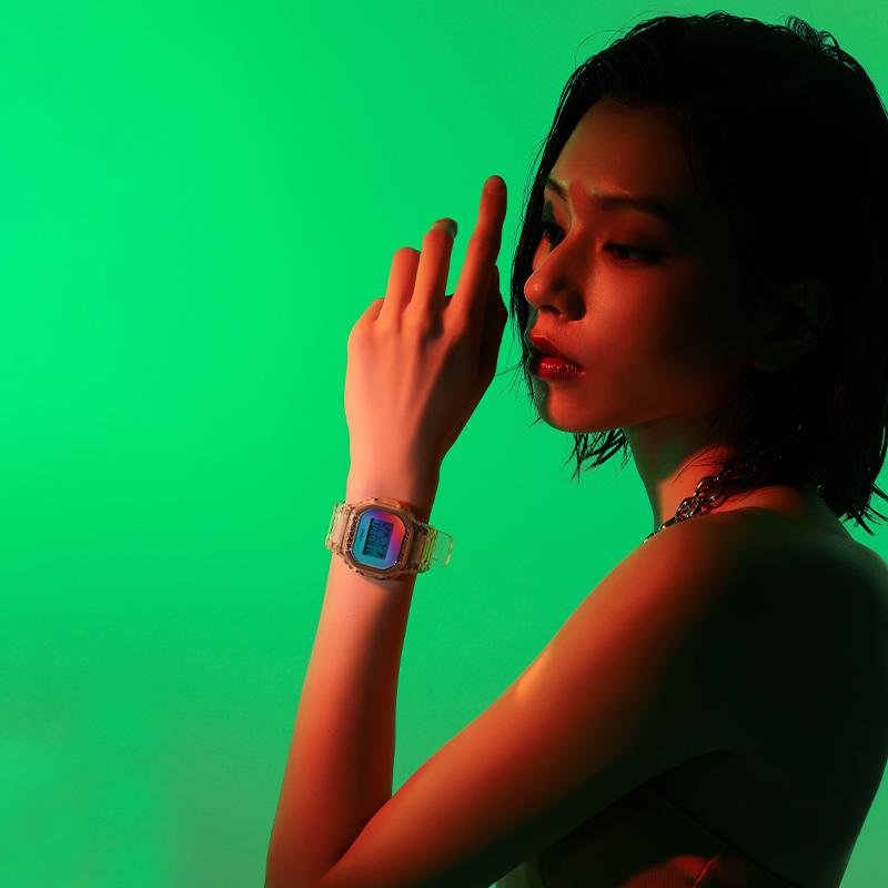 Casio G-SHOCK Серия Neon Лазерное Стекло Зеркальное Ретро Классика Маленький Квадрат Кварцевый Механизм Смоляной Ремешок Японские и Корейские Часы Мужские DW-5600SRS-7PR