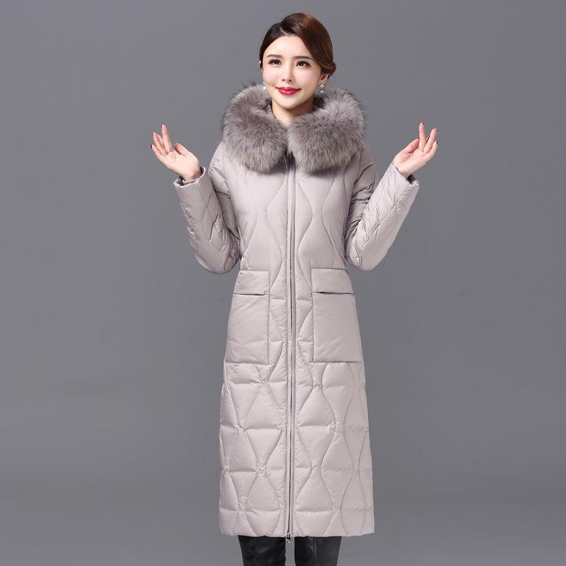 Матери среднего и пожилого возраста носят пуховики длиной до колена для женщин с толстыми воротниками из енотового меха, новые зимние пальто