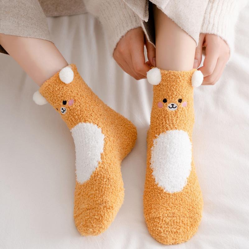 Носки из кораллового флиса женские осенние и зимние утолщенные теплые милые для сна домашние напольные сдерживающие плюшевые пушистые носки-трубы