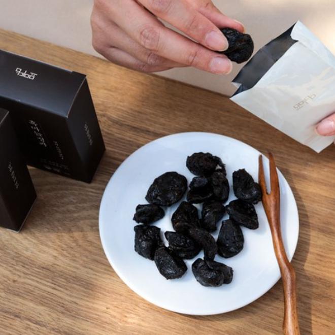 (корейская здоровая еда) кусочки черного чеснока 20г х 10