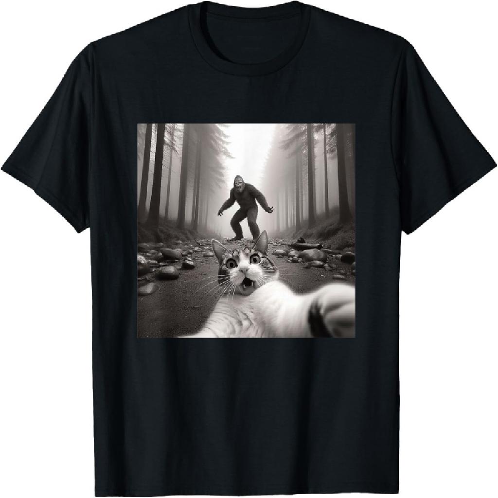 Funny Surprised Scared Cat Selfie With Sasquatsch Bigfoot T-Shirt