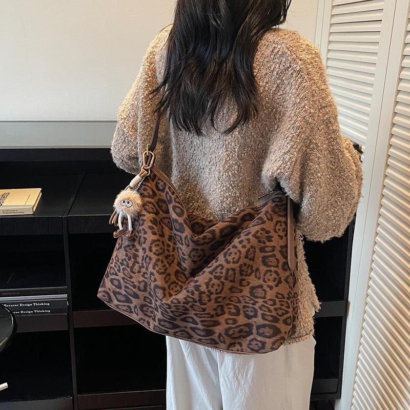 Замшевая сумка женская большой вместимости 2025 новая осенне-зимняя матовая ретро сумка-мессенджер повседневная сумка-тоут для поездок на работу