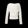 Ее вязаный свитер с открытыми плечами, подчеркивающий фигуру