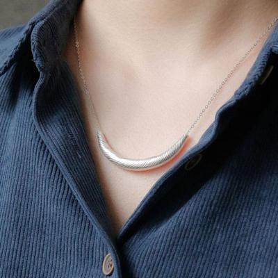 Серебряное ожерелье с подвеской J.Lauren Изогнутая форма с brushed отделкой Bn0564