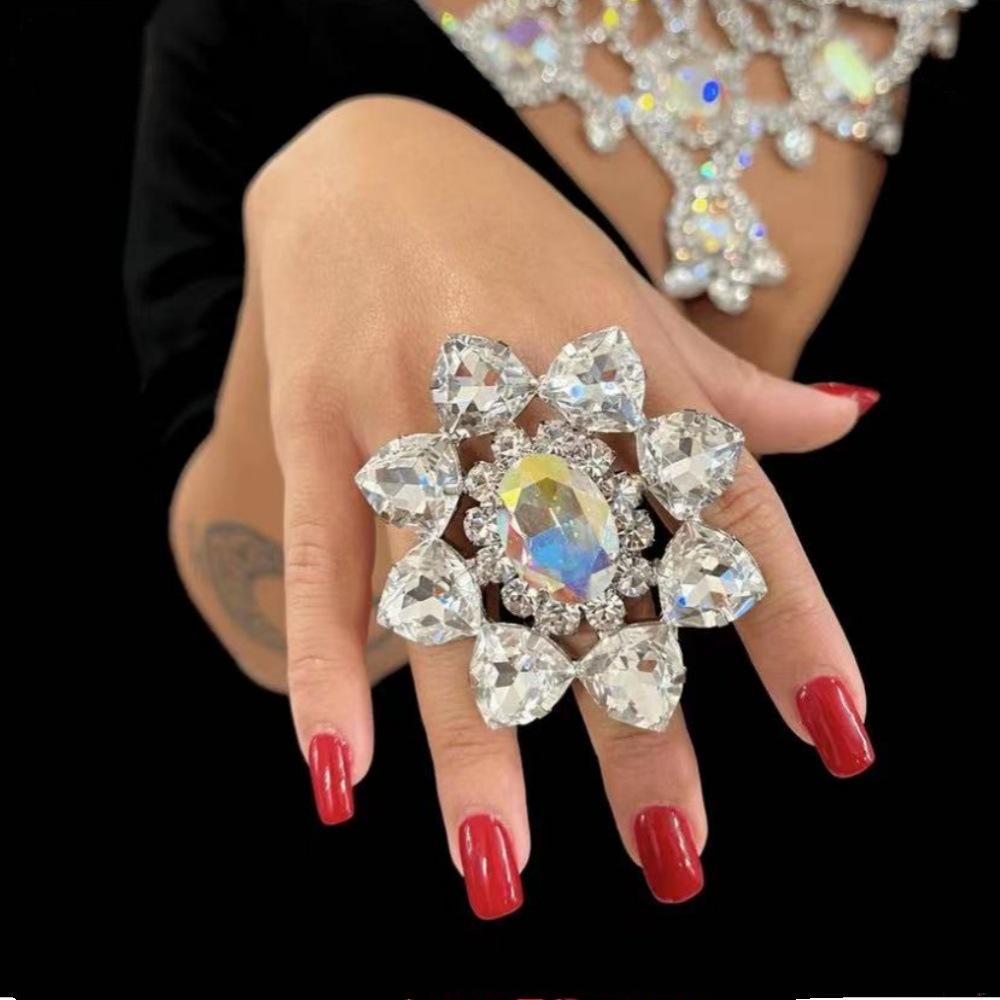Шикарные и смелые кольца с кристаллами в форме капли воды - эффектные украшения для женщин