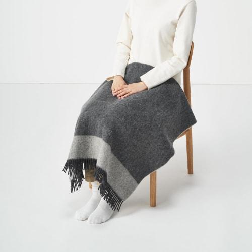 MUJI Шерстяное двустороннее одеяло угольно-серого цвета 80 x 130 см 83437589